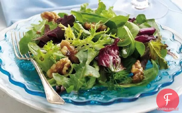 Salada de verduras misturadas com molho de noz quente
