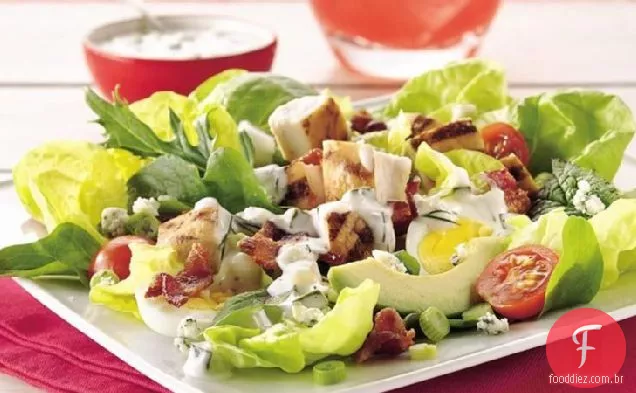 Salada Cobb com molho de pepino e Rancho