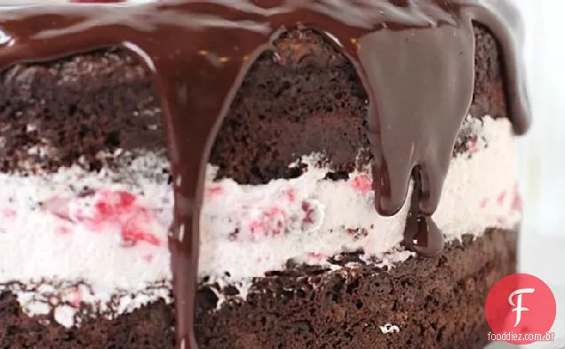 Bolo Com Creme De Chocolate E Framboesa