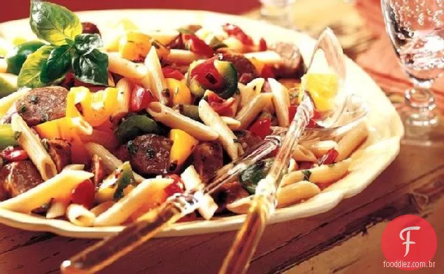 Salsichas italianas grelhadas com massas e legumes