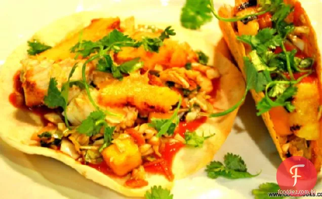 Old El Paso ® tacos de frango grelhado e abacaxi com couve e manga Slaw