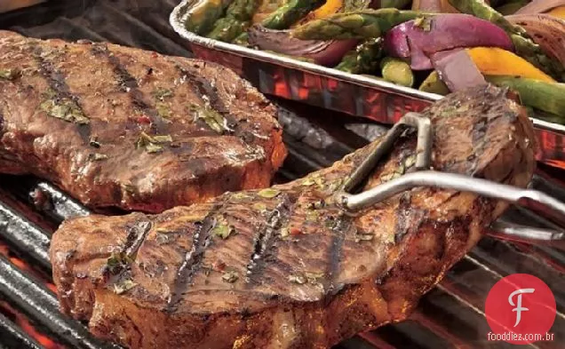 Bife e legumes italianos grelhados