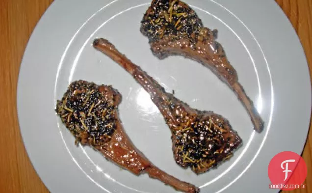 Costeletas de cordeiro com crosta de ervas