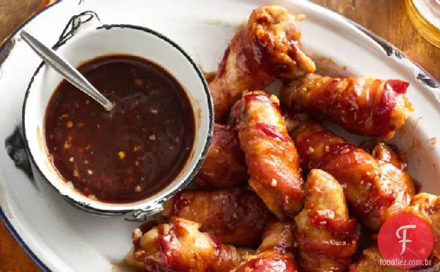 Asas de frango embrulhadas em Bacon com molho de churrasco Bourbon