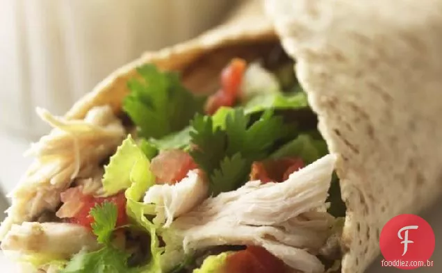 Envoltório de frango com feijão e Salsa