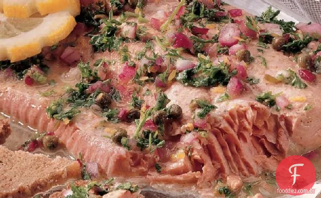 Salmão escalfado com molho de mostarda e mel