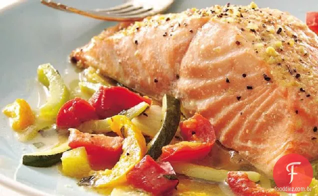Salmão de manjericão e legumes Julienne