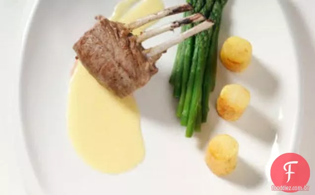 Assado De Cordeiro Com Molho De Creme De Alho