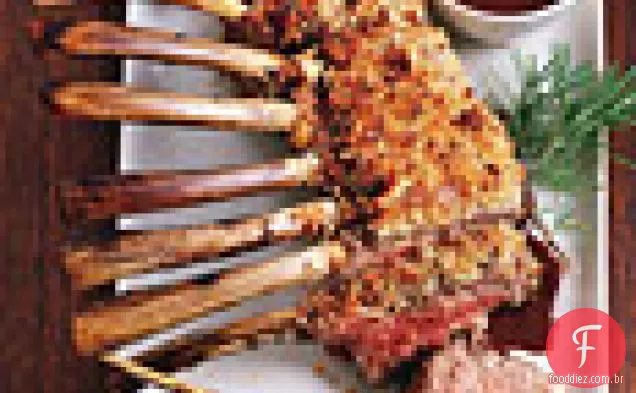 Cordeiro assado com crosta de salsicha de cordeiro e molho de Panela de uva fresca