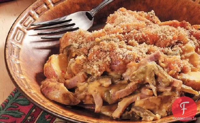 Batatas Cheddar com presunto e feijão