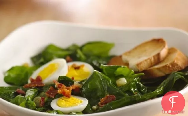 Salada de bacon com espinafre com ovos cozidos