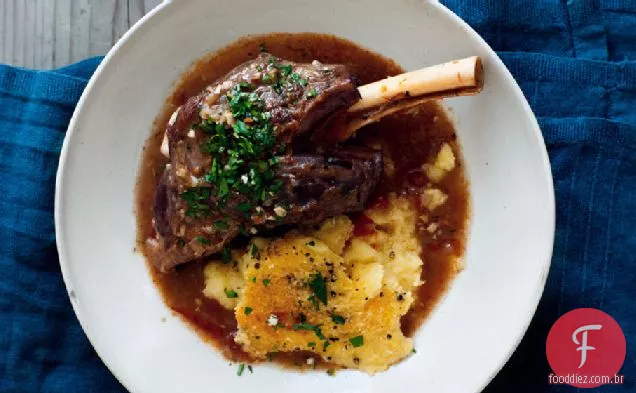Shanks de cordeiro refogado com Gremolata e polenta assada