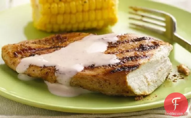 Peitos de frango esfumaçados grelhados com molho de churrasco branco Alabama