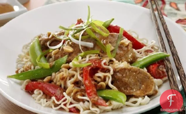 Carne de porco tailandesa picante com legumes e macarrão de gergelim