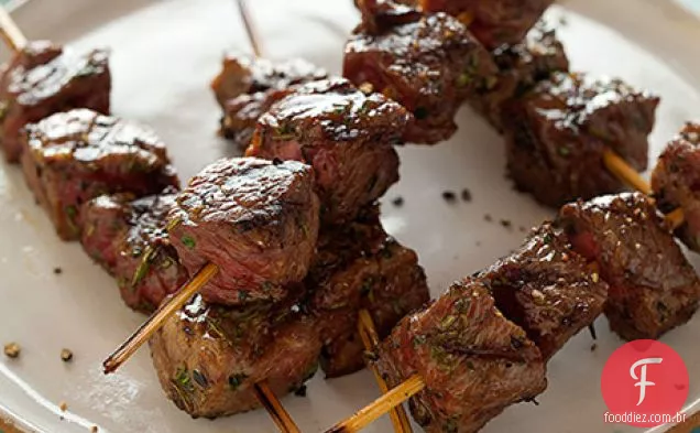 Kebabs De Cordeiro Com Molho De Iogurte De Hortelã