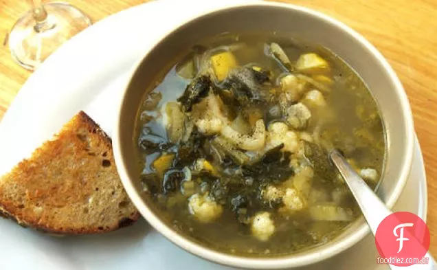 Sopa de minestrone de Gabrielle Hamilton com sanduíches de queijo grelhado