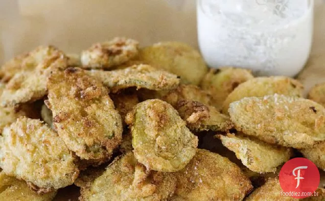 Picles fritos com molho de imersão no Rancho