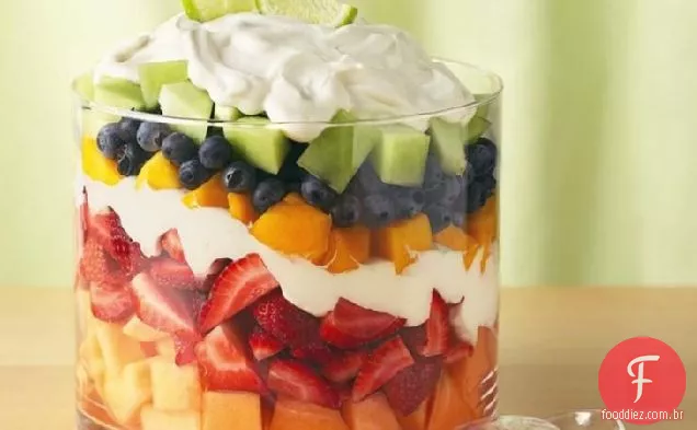Frutas de verão em camadas com molho cremoso de limão