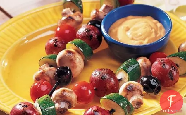 Kabobs vegetais com molho de queijo mexicano