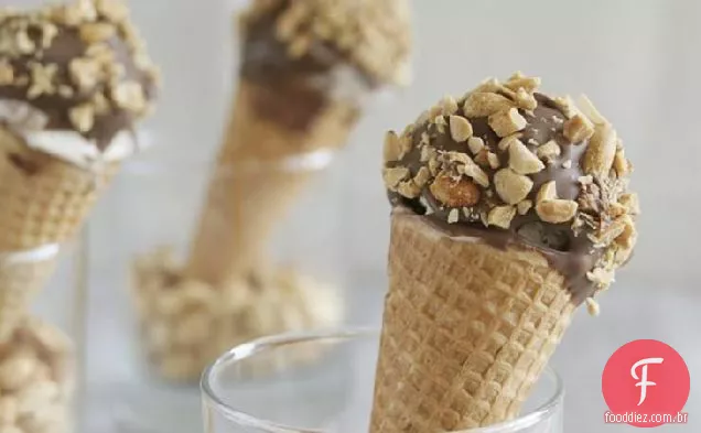 Cones Do Gelado Do Copo Da Manteiga De Amendoim