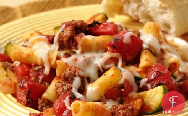 Ziti assado com tomates assados no fogo