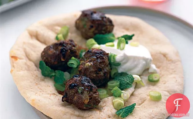 Gyros de Almôndega de cordeiro com iogurte e hortelã