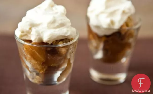 Bourbon Apple Crisp Shooters com creme Bourbon