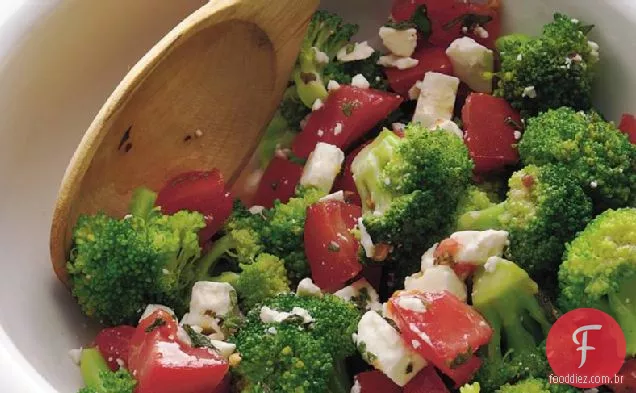 Salada de brócolis, queijo Feta e tomate