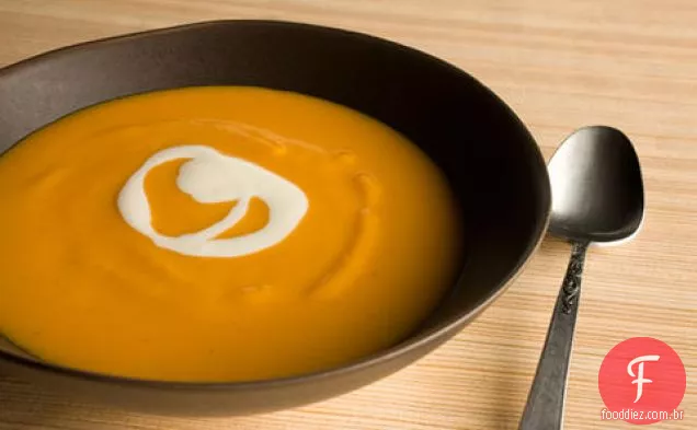 Sopa de anis estrelado de batata doce com creme de gengibre