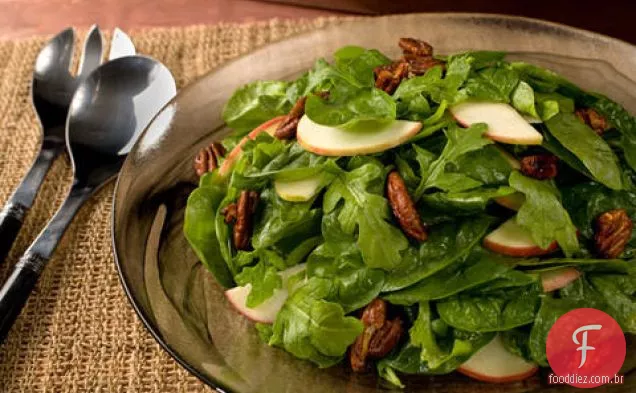 Salada de noz-pecã e maçã temperada com vinagrete de mel