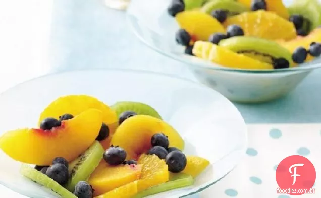 Salada de frutas frescas com molho de sementes de papoula