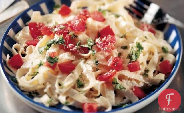Fettuccine com ricota, tomate e manjericão