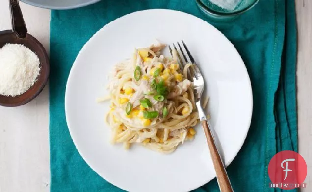 Linguine cremoso de um pote com frango, milho e Chiles verdes