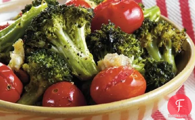 Brócolis com alho assado e tomate