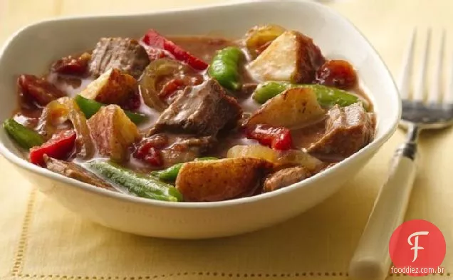 Jantar de bife e batatas com fogão lento