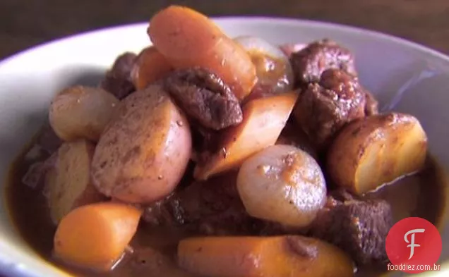 Ensopado de cordeiro com cebola Cipolline e batatas