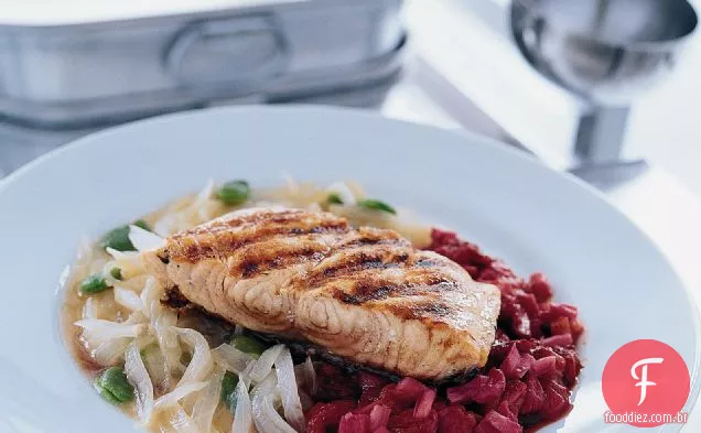 Salmão frito com cebola e ruibarbo