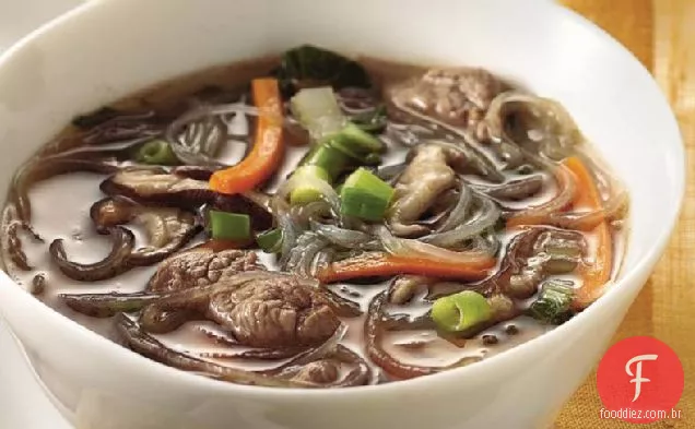Carne asiática e sopa de macarrão