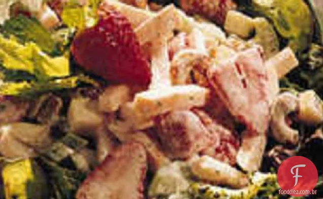 Salada de Peru defumada com morangos
