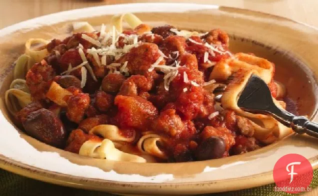 Fettuccine com linguiça italiana e molho de azeitona