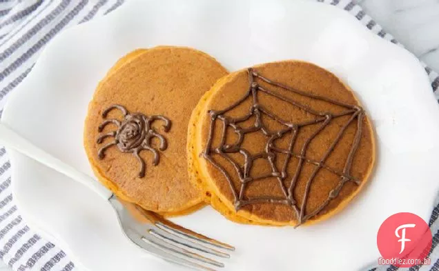 Panquecas de abóbora com teias de Aranha De Chocolate