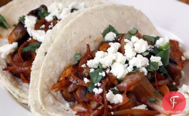 Tacos de cogumelos e cebola caramelizada