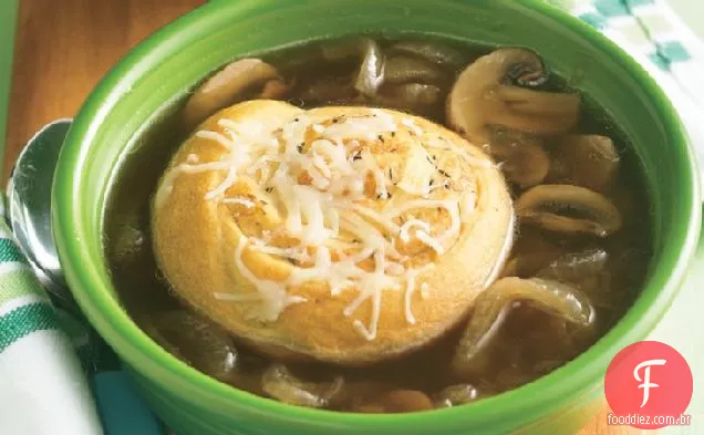 Sopa De Cogumelos E Cebola Com Topo Crescente E Queijo