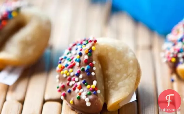Biscoitos da Sorte mergulhados em Chocolate com granulado