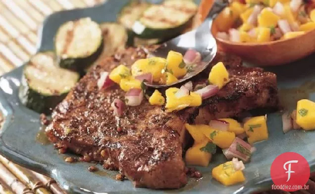 Costeletas de porco jamaicanas grelhadas com salsa de Manga