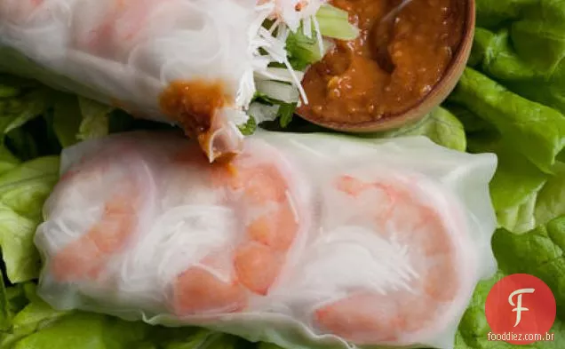Rolos de verão estilo vietnamita com molho de amendoim