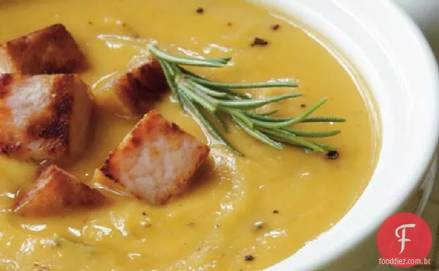 Batata doce - sopa de amendoim com Croutons de presunto