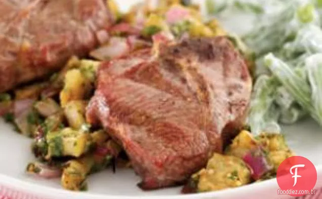 Costeletas De Cordeiro Grelhadas Com Salada De Berinjela