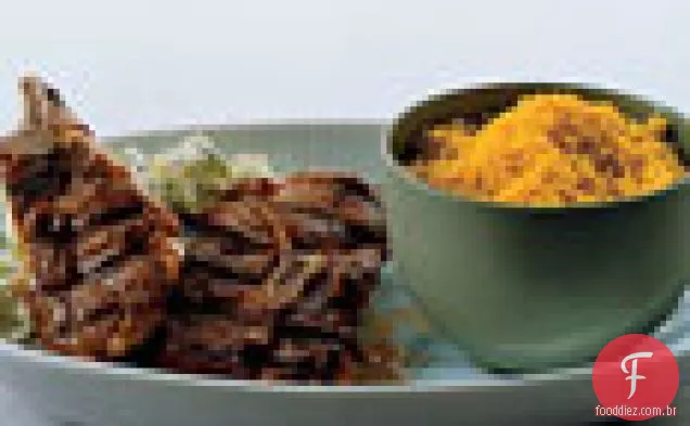 Costeletas de cordeiro grelhadas com cuscuz e abobrinha Raita