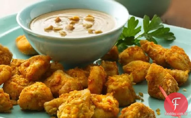 Pedaços de frango frito no forno com molho de amendoim